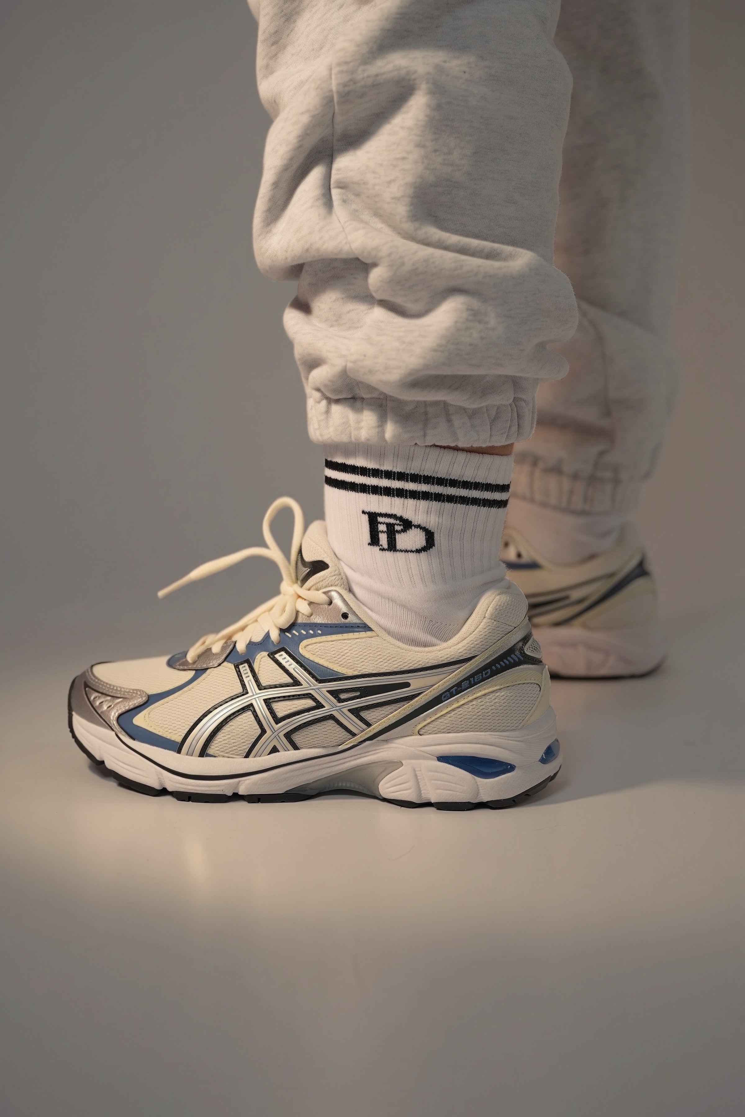 Pretty Drip PD White Half Socks – Two-Line Design